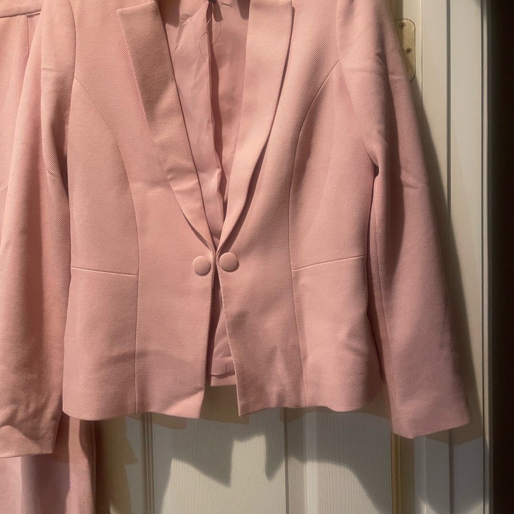 Elegant Pink Suit Jacket with Tailored Fit